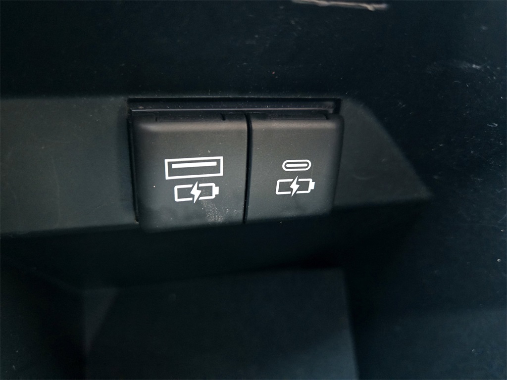 2021 Toyota Camry Hybrid LE photo 23