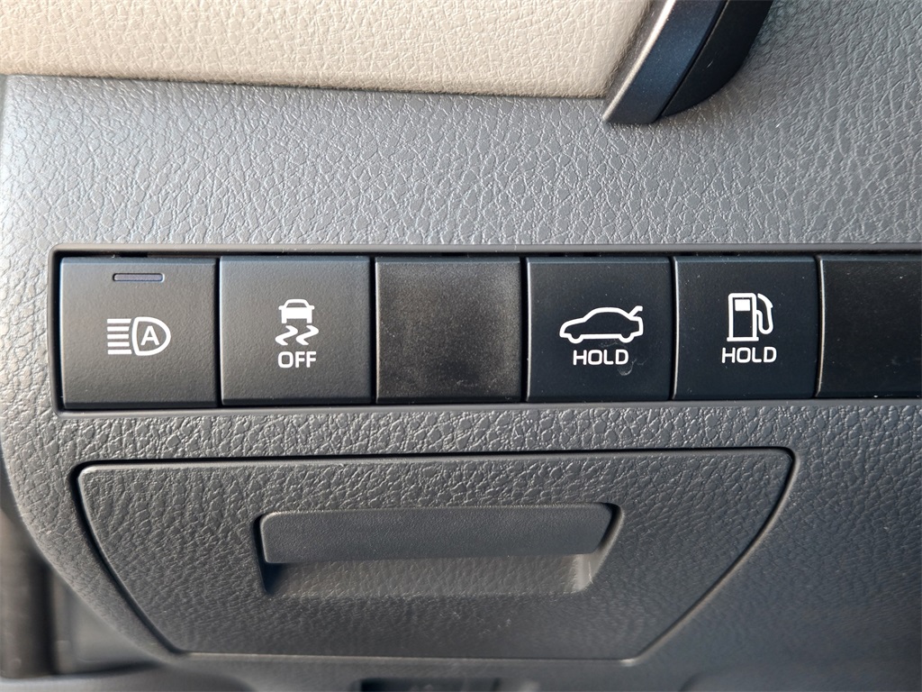 2021 Toyota Camry Hybrid LE photo 25