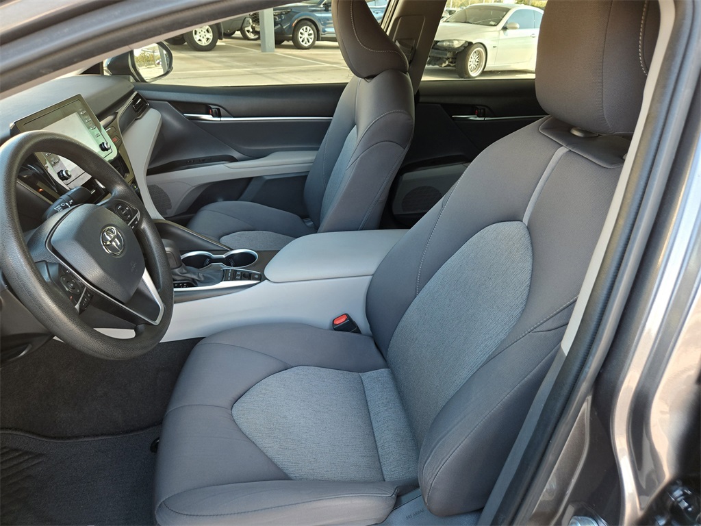 2021 Toyota Camry Hybrid LE photo 26