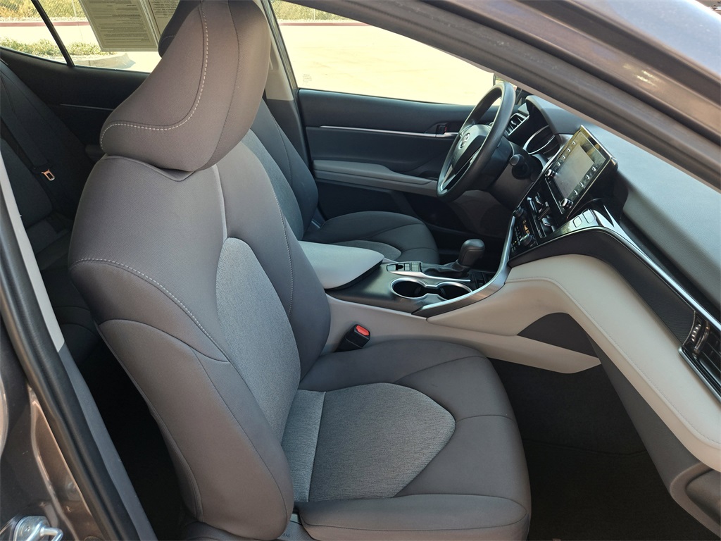 2021 Toyota Camry Hybrid LE photo 28