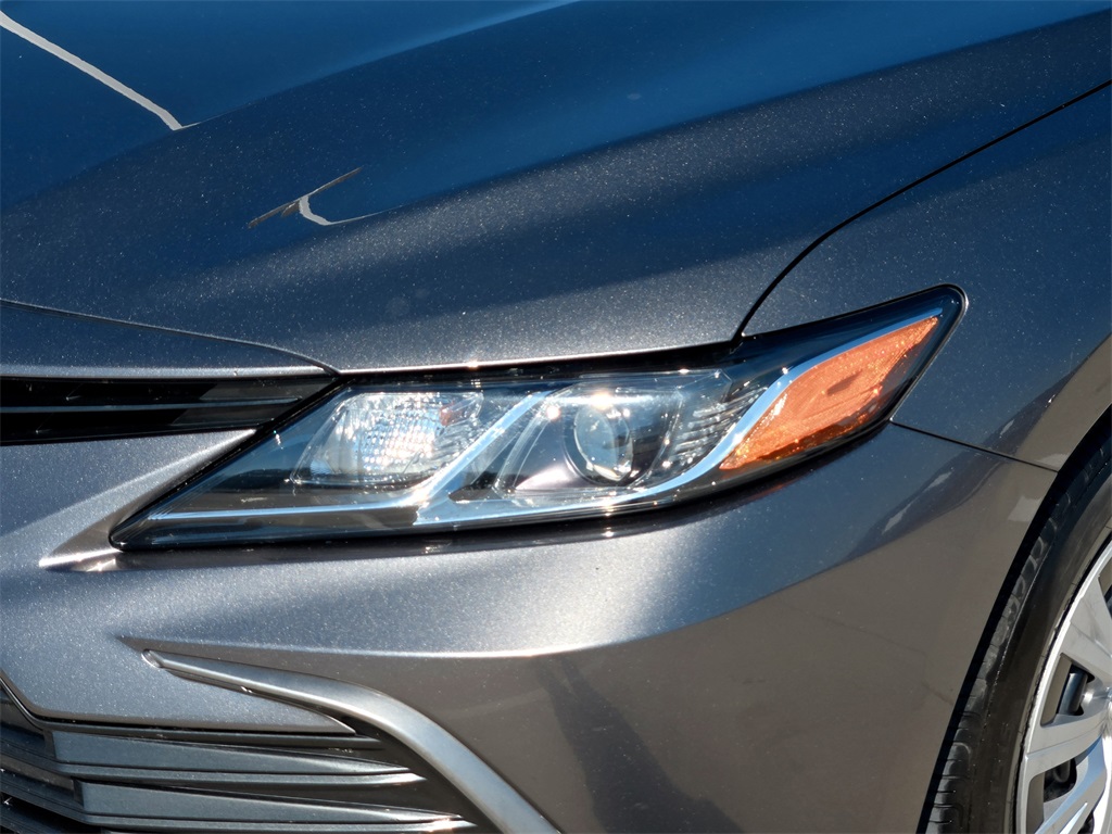 2021 Toyota Camry Hybrid LE photo 3