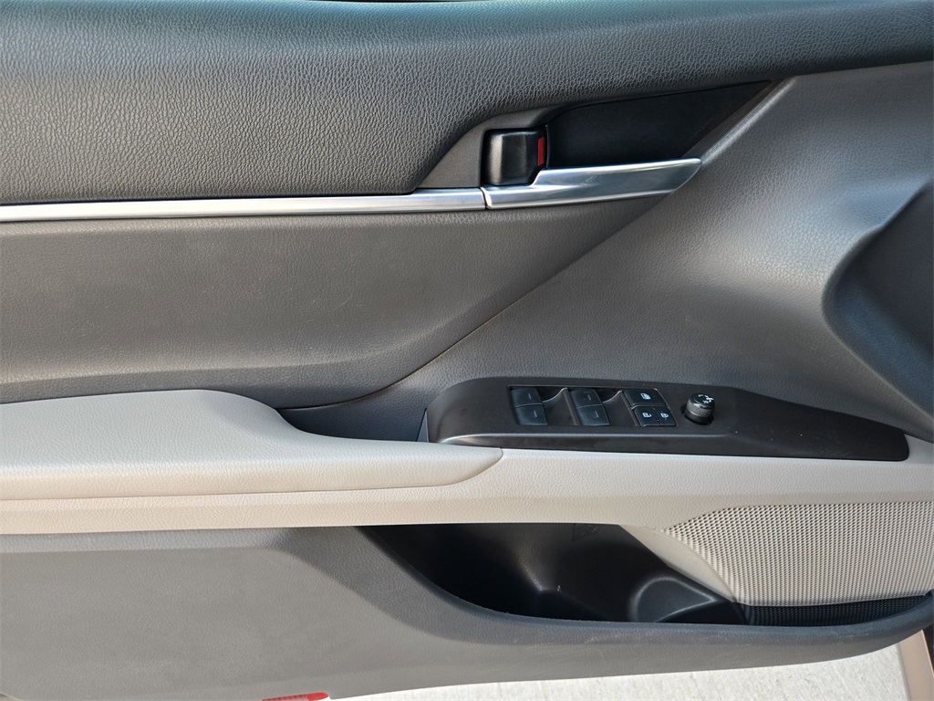 2021 Toyota Camry Hybrid LE photo 32