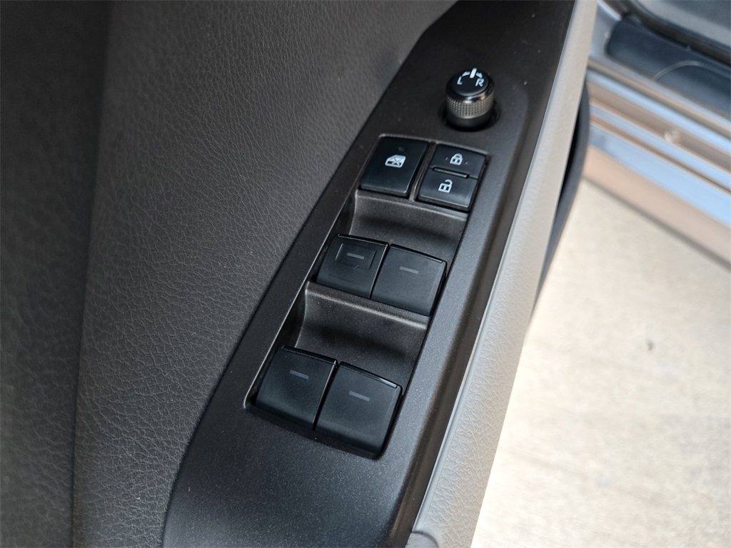 2021 Toyota Camry Hybrid LE photo 33