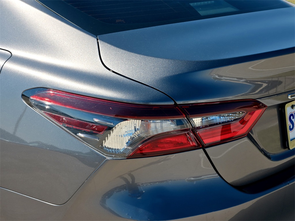 2021 Toyota Camry Hybrid LE photo 6