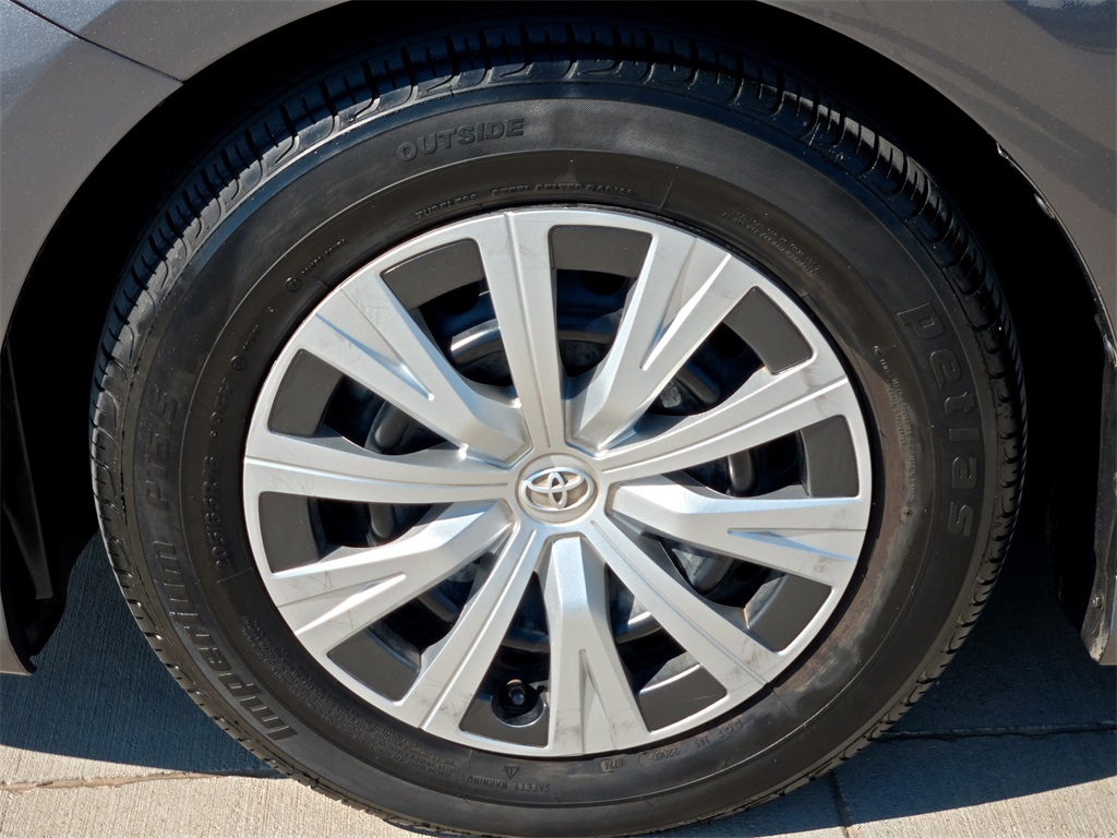 2021 Toyota Camry Hybrid LE photo 9