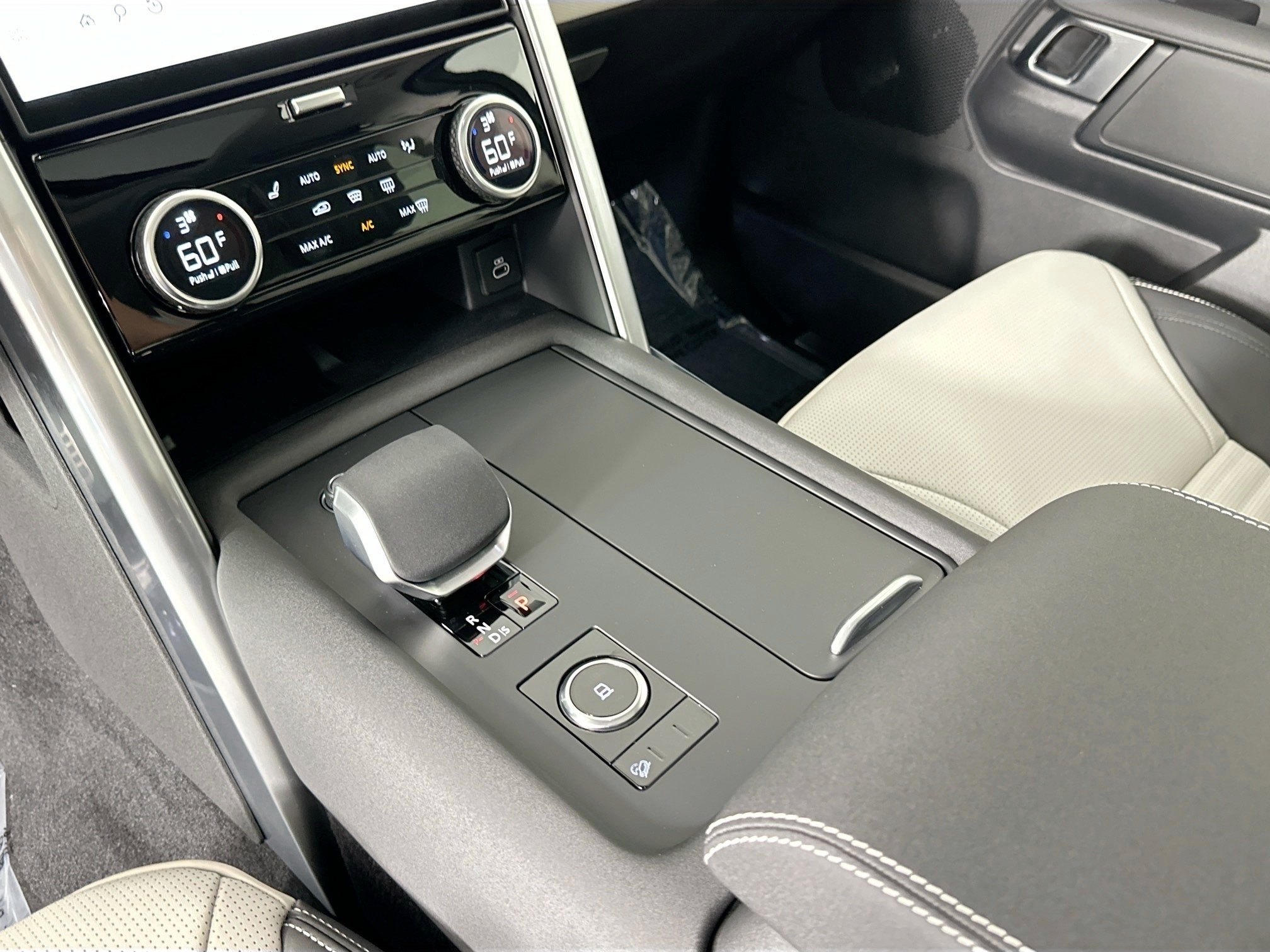 new 2025 Land Rover Discovery car, priced at $79,478