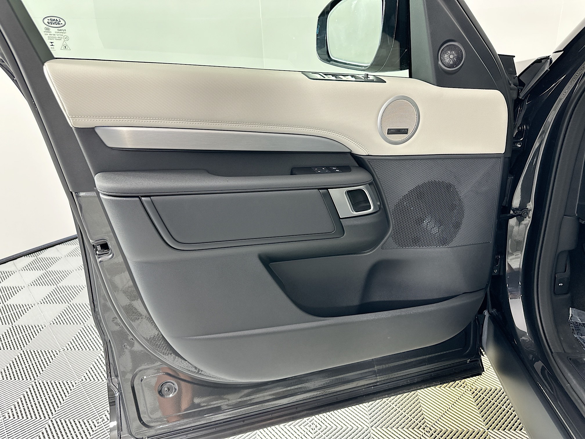 new 2025 Land Rover Discovery car, priced at $79,478