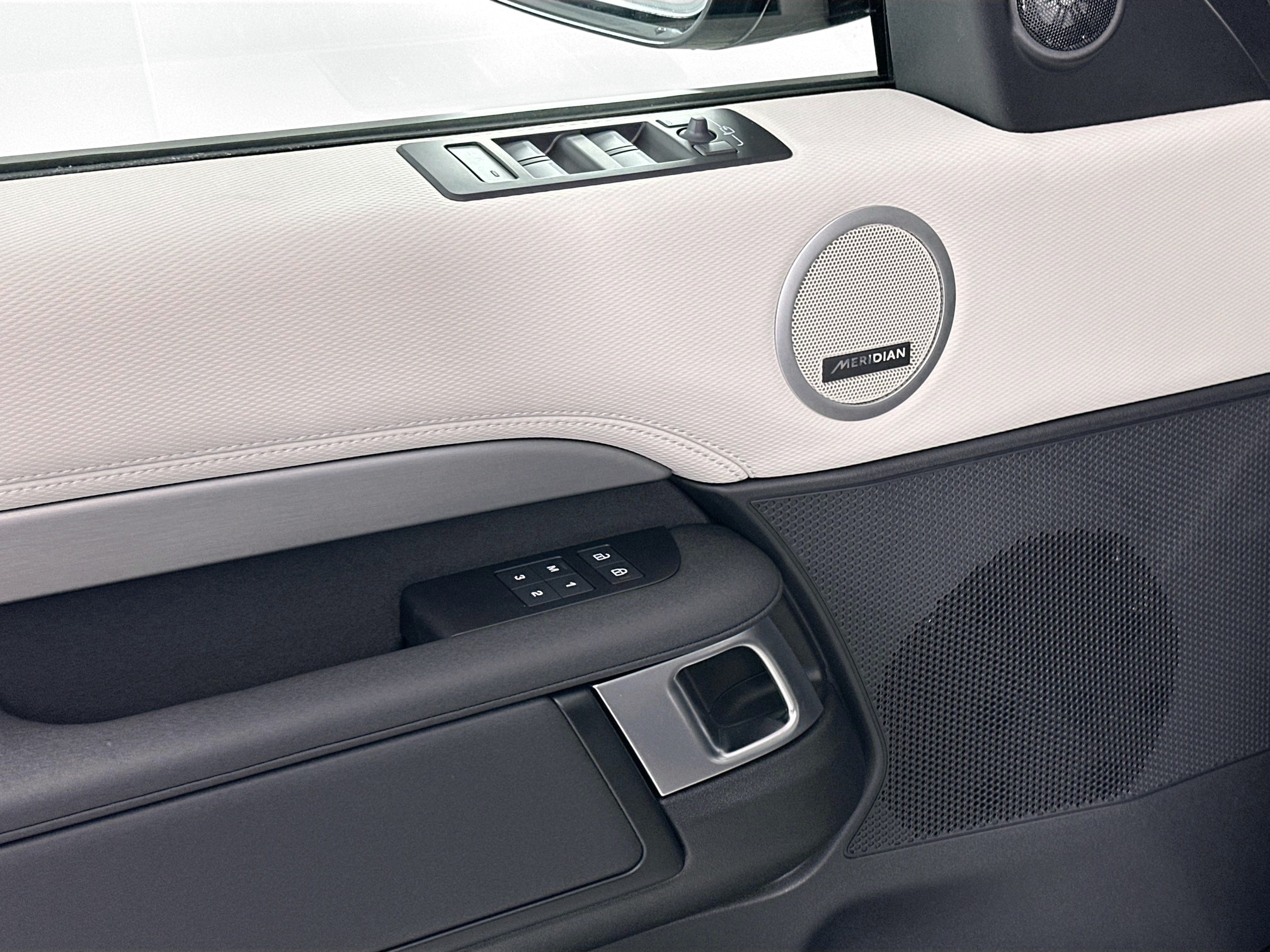 new 2025 Land Rover Discovery car, priced at $79,478