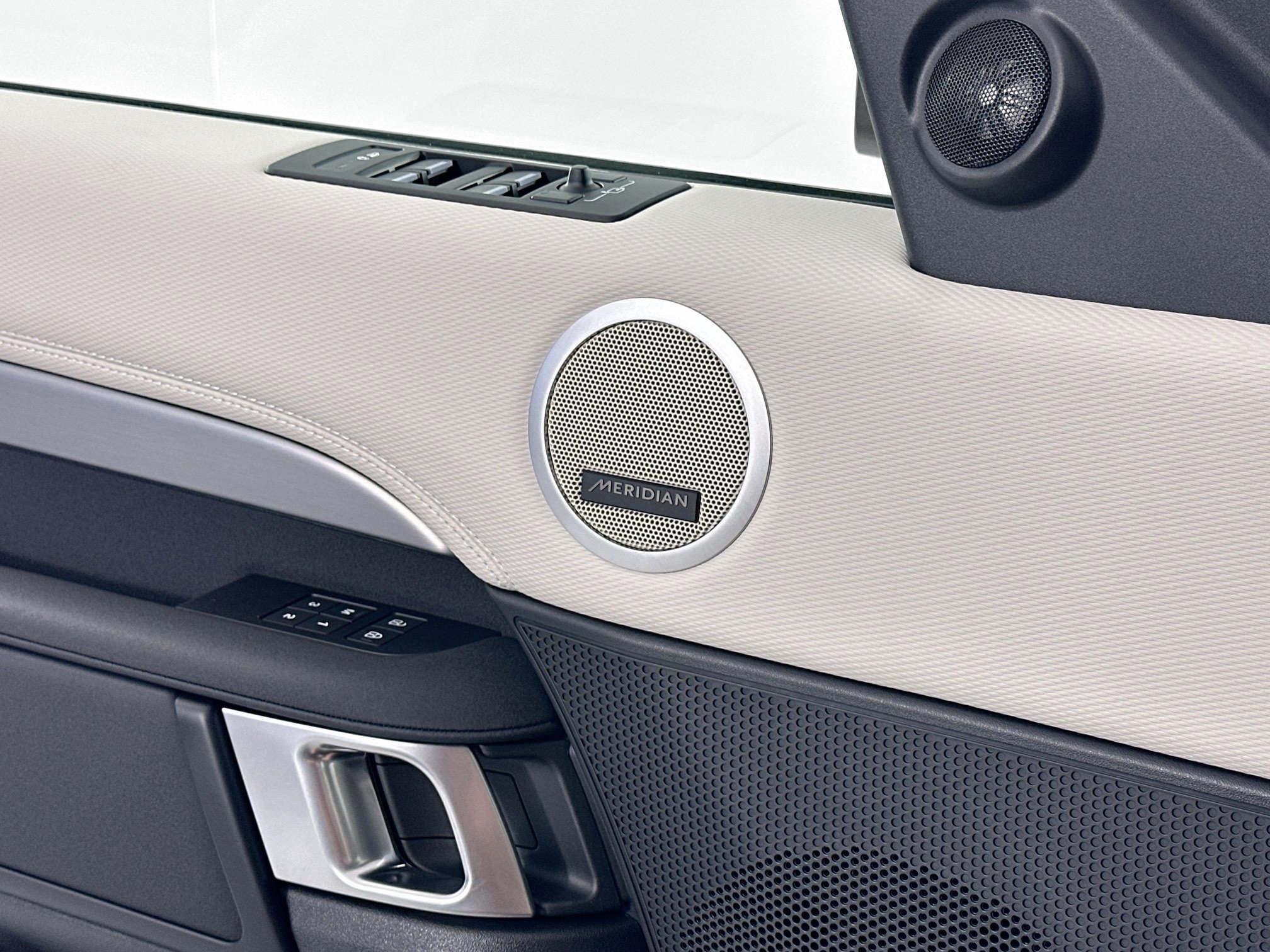 new 2025 Land Rover Discovery car, priced at $79,478