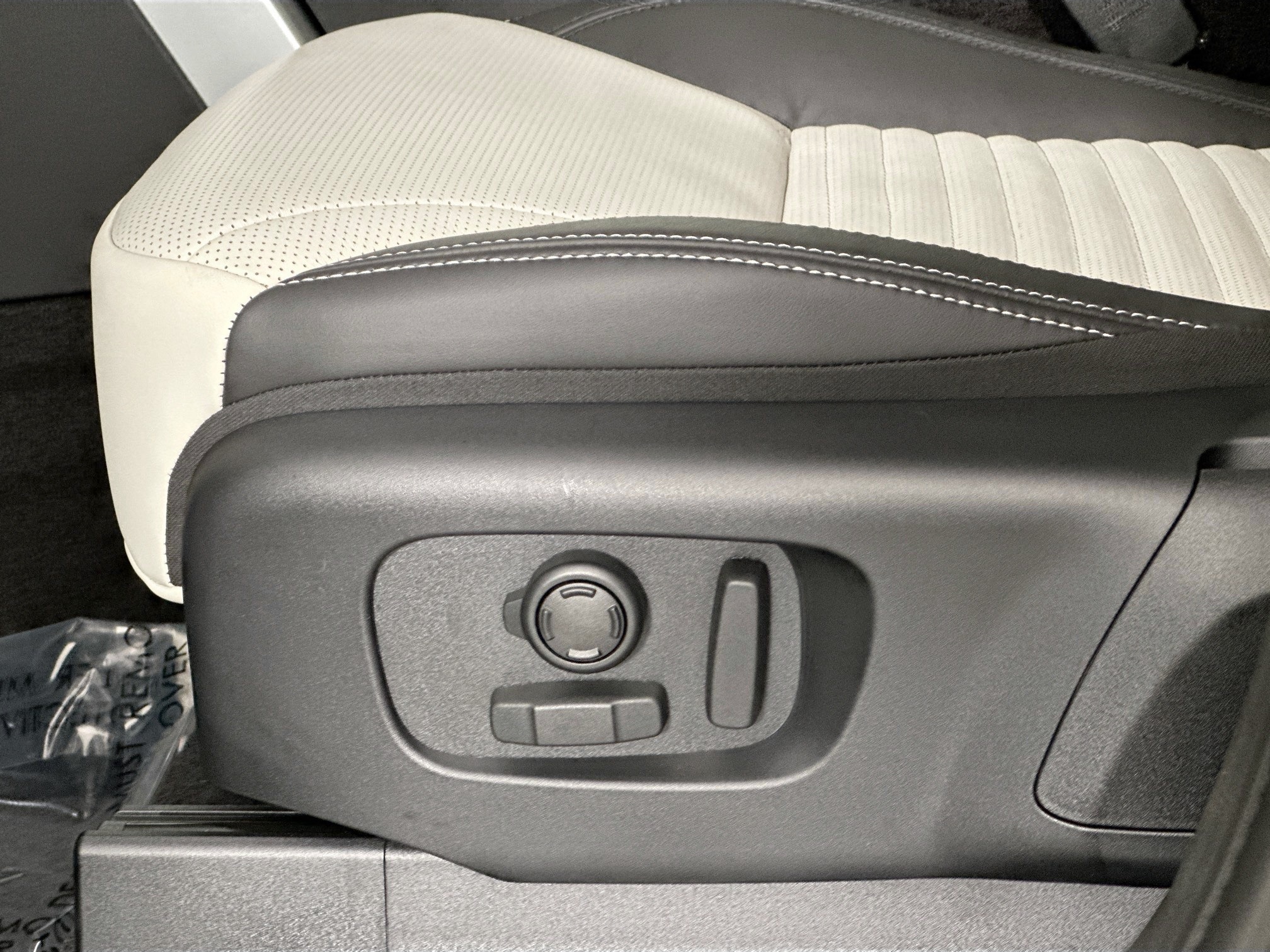 new 2025 Land Rover Discovery car, priced at $79,478