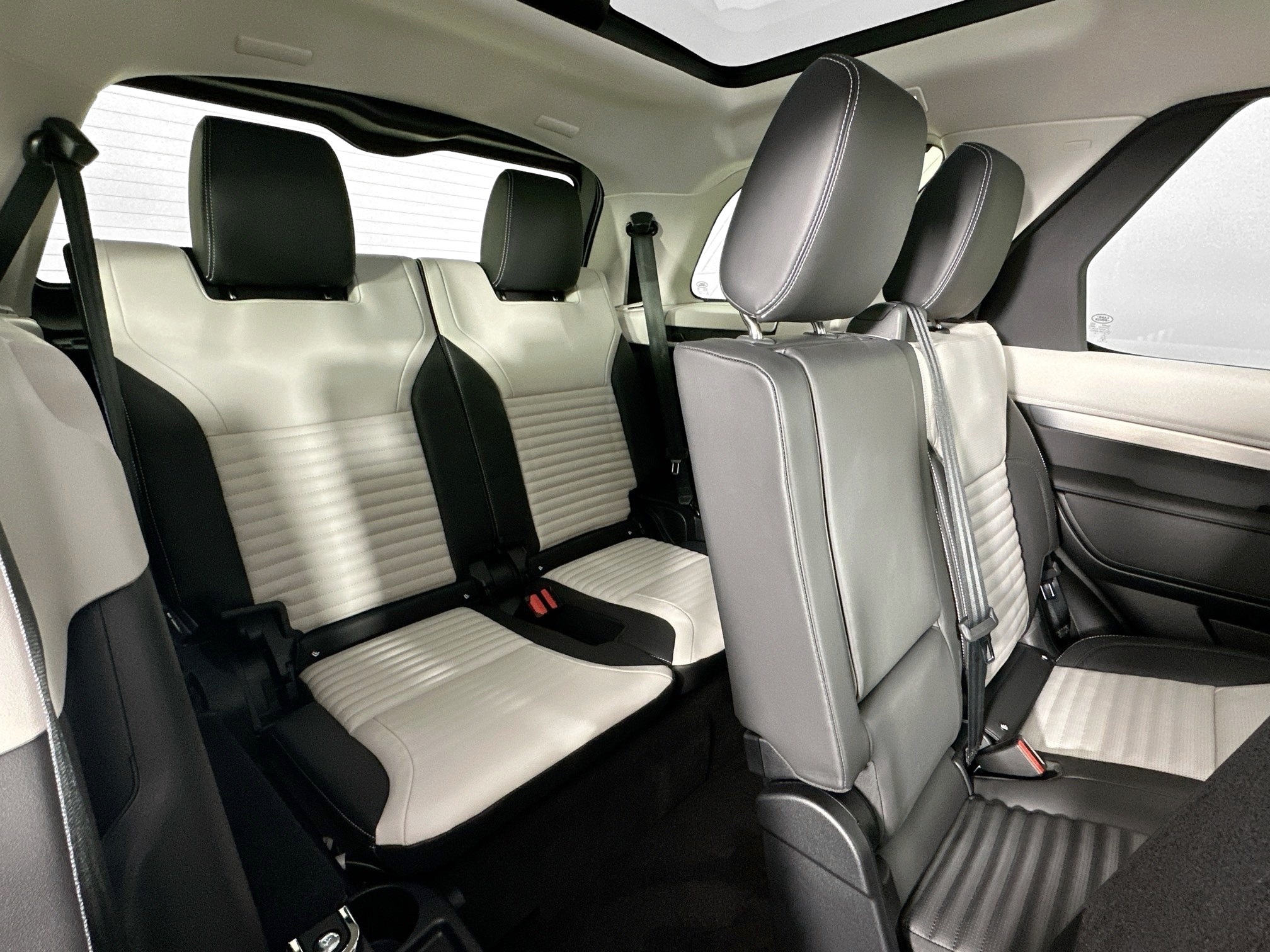 new 2025 Land Rover Discovery car, priced at $79,478