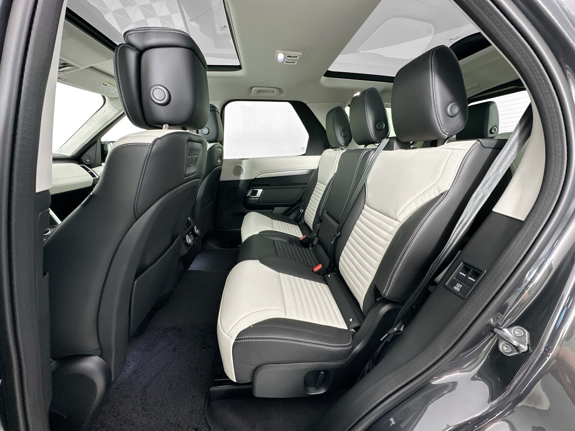 new 2025 Land Rover Discovery car, priced at $79,478