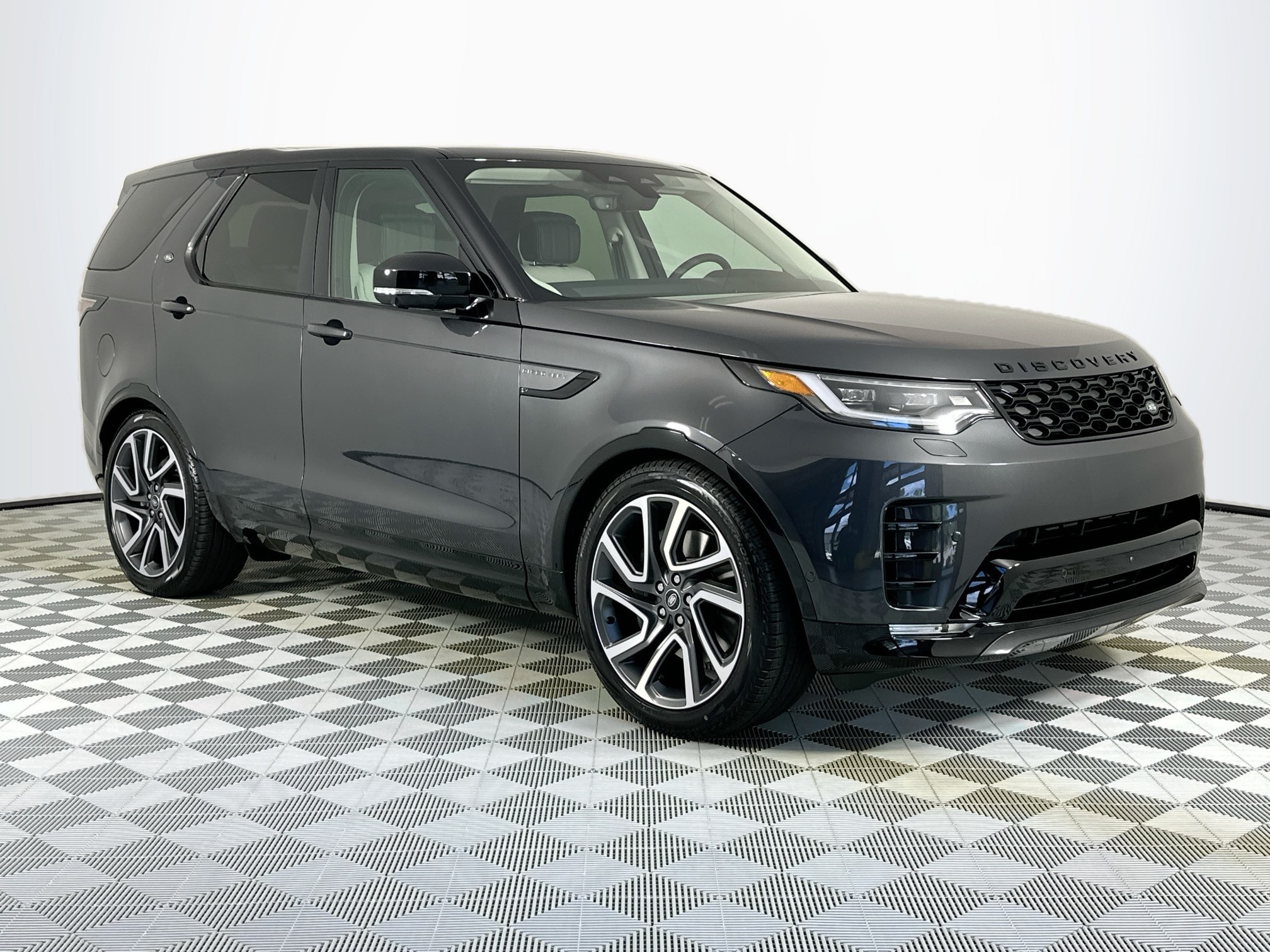 new 2025 Land Rover Discovery car, priced at $79,478