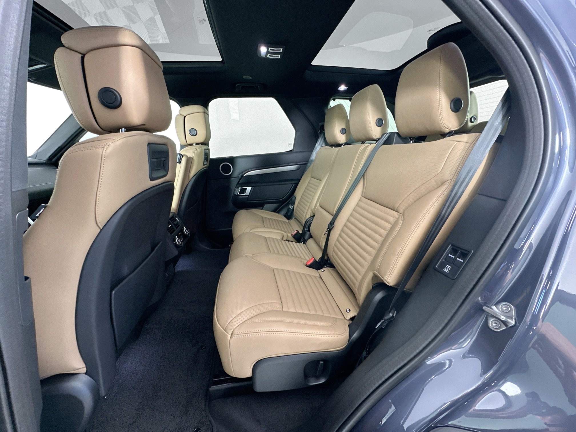 new 2025 Land Rover Discovery car, priced at $82,443