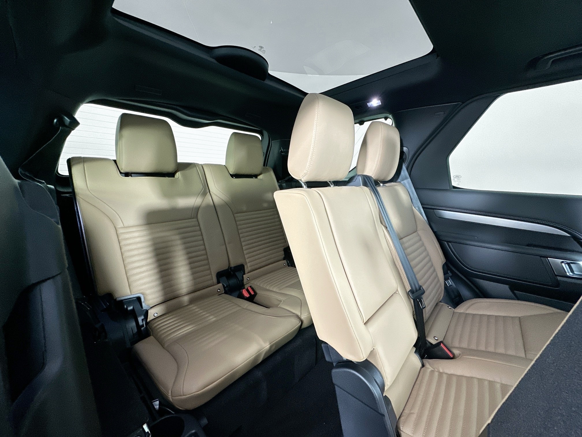 new 2025 Land Rover Discovery car, priced at $82,443