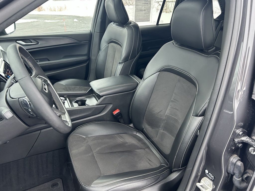 used 2024 Jeep Grand Cherokee car, priced at $33,526