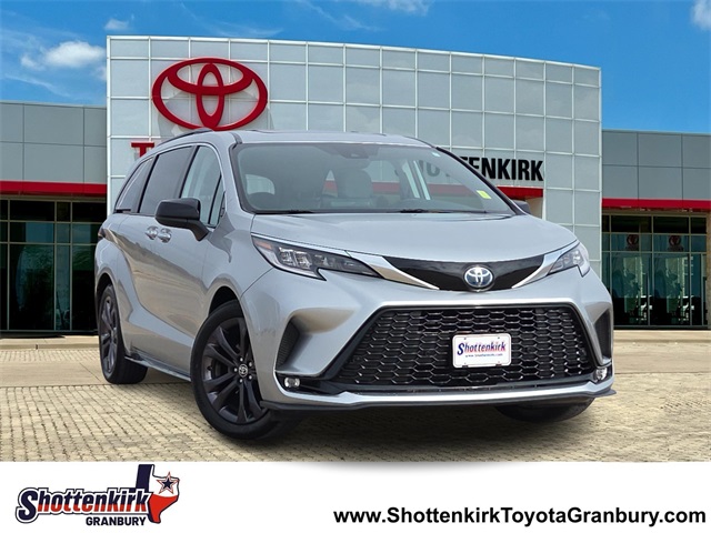 2022 Toyota Sienna XSE's photo