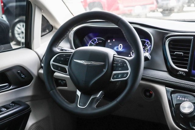 used 2022 Chrysler Pacifica Hybrid car, priced at $25,992