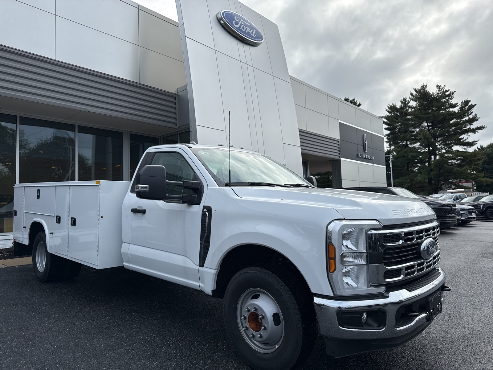 2024 Ford F-350 Super Duty Chassis Cab XL's photo