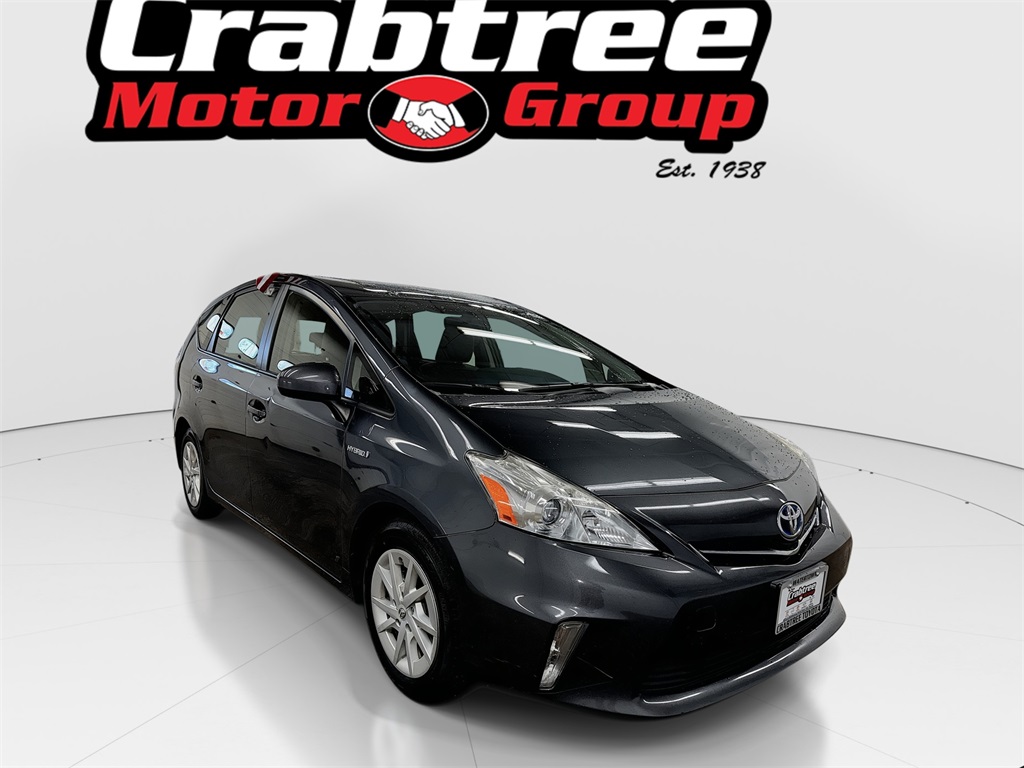 2014 Toyota Prius v Three's photo