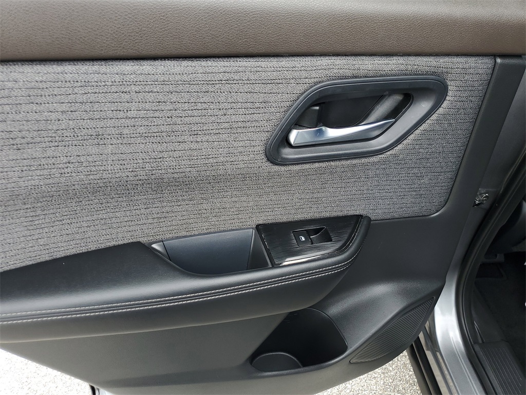 2022 Gun Metallic Nissan Rogue SV FWD SUV