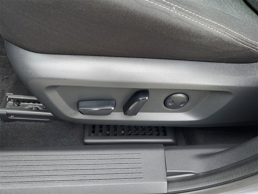 2022 Gun Metallic Nissan Rogue SV FWD SUV