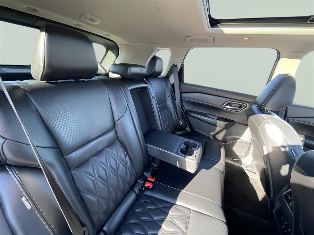 2022 Nissan Rogue Platinum AWD photo 2