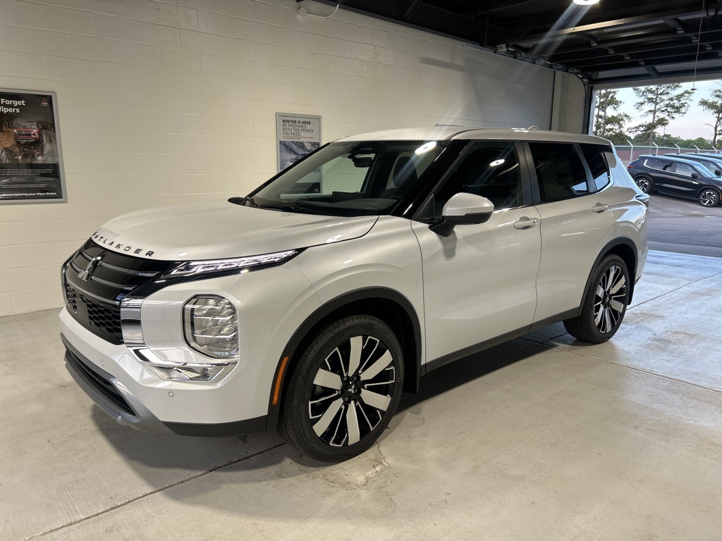 2025 Mitsubishi Outlander SE's photo