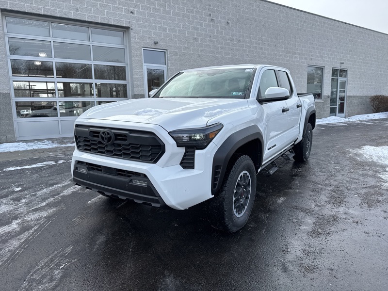 2025 Toyota Tacoma TRD Off-Road photo 3