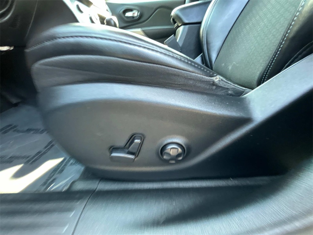 2019 Diamond Black Crystal Pearlcoat Jeep Cherokee Latitude Plus 4X4 SUV