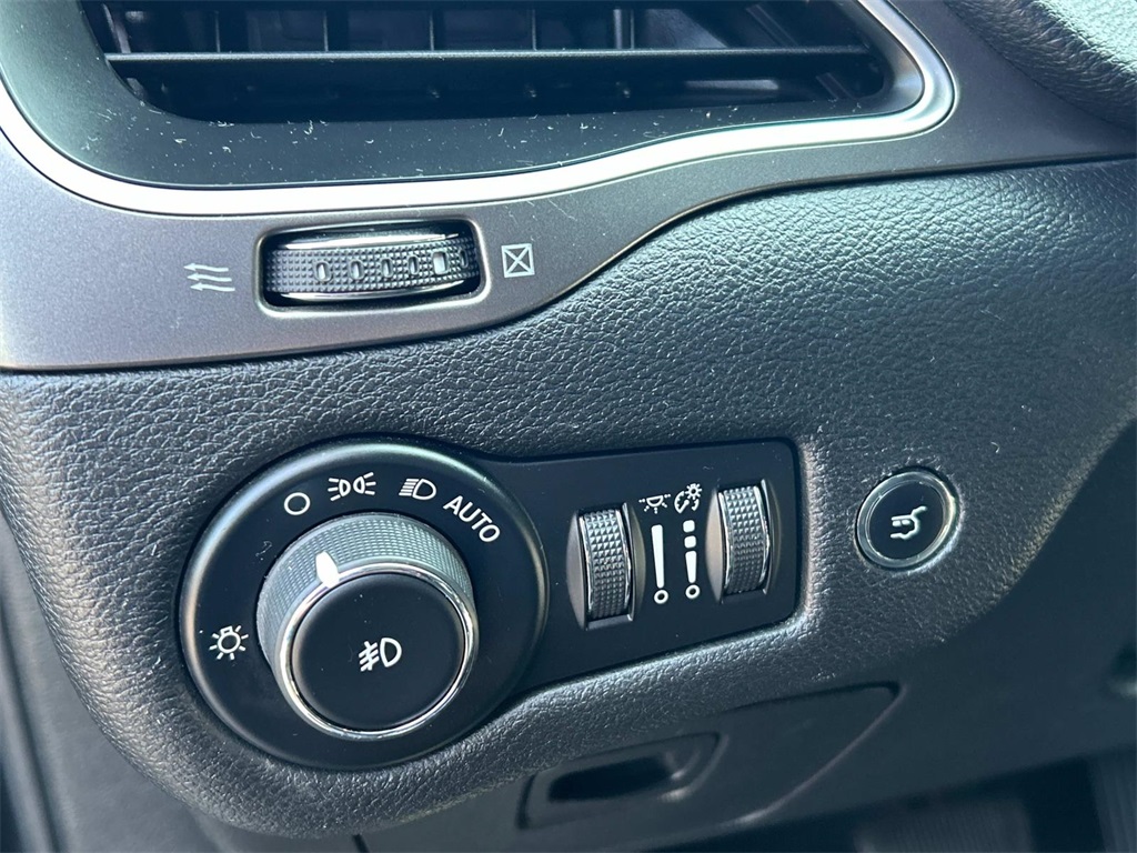 2019 Diamond Black Crystal Pearlcoat Jeep Cherokee Latitude Plus 4X4 SUV