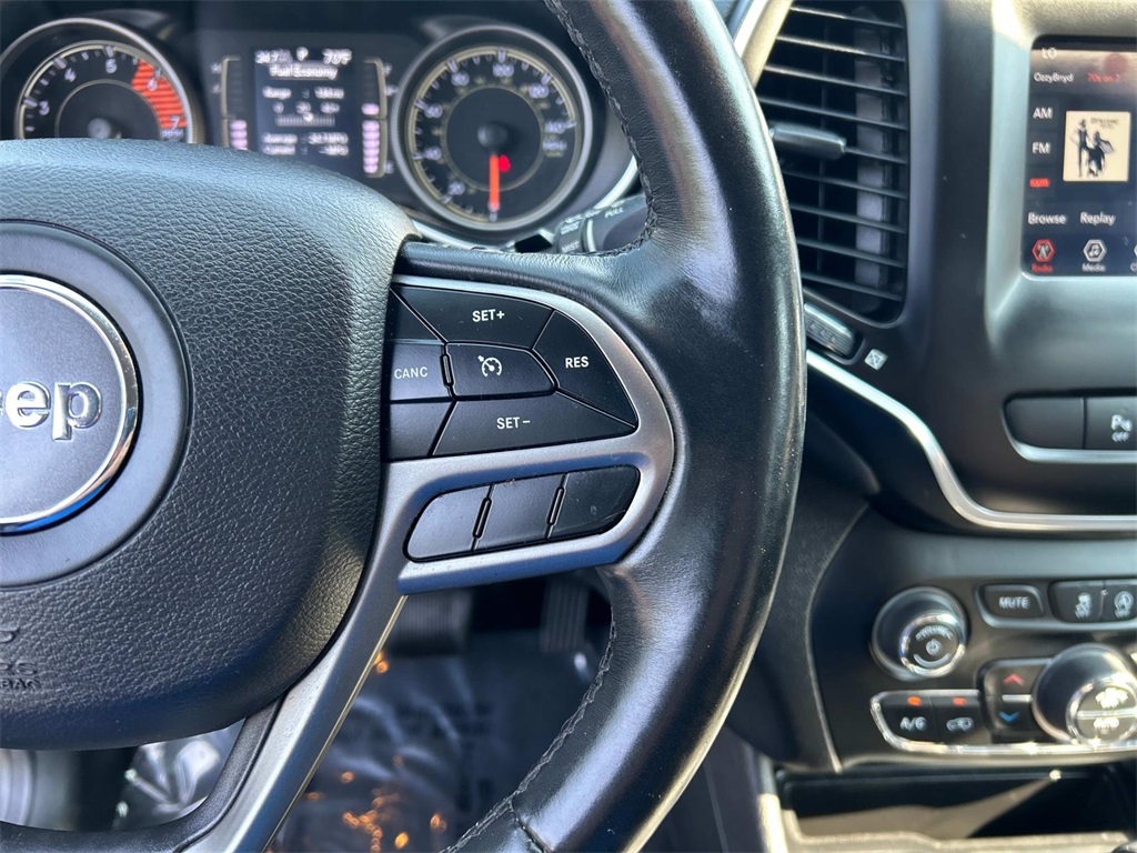 2019 Diamond Black Crystal Pearlcoat Jeep Cherokee Latitude Plus 4X4 SUV