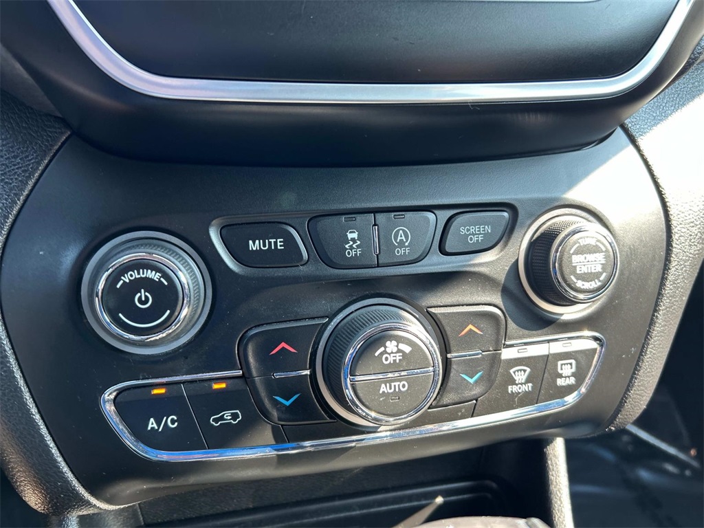 2019 Diamond Black Crystal Pearlcoat Jeep Cherokee Latitude Plus 4X4 SUV