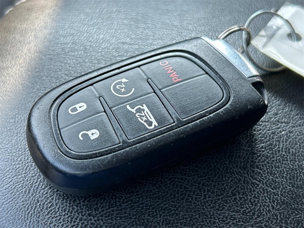 2019 Diamond Black Crystal Pearlcoat Jeep Cherokee Latitude Plus 4X4 SUV