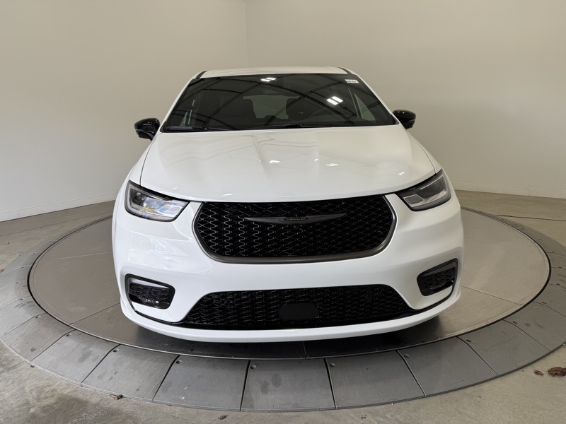 2026 Chrysler Pacifica photo 2