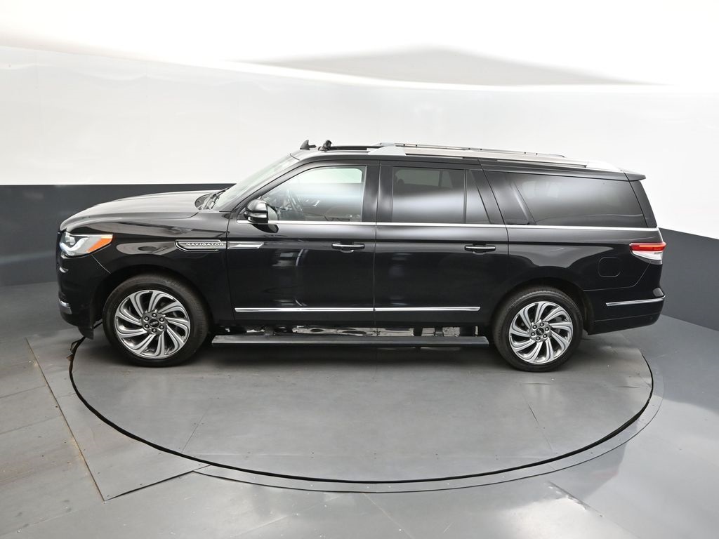 2023 Infinite Black Metallic Clearcoat Lincoln Navigator L L Reserve 4X4 SUV
