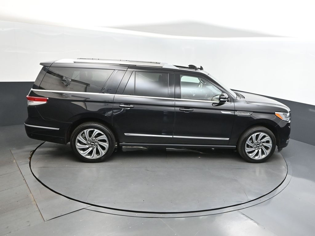 2023 Infinite Black Metallic Clearcoat Lincoln Navigator L L Reserve 4X4 SUV