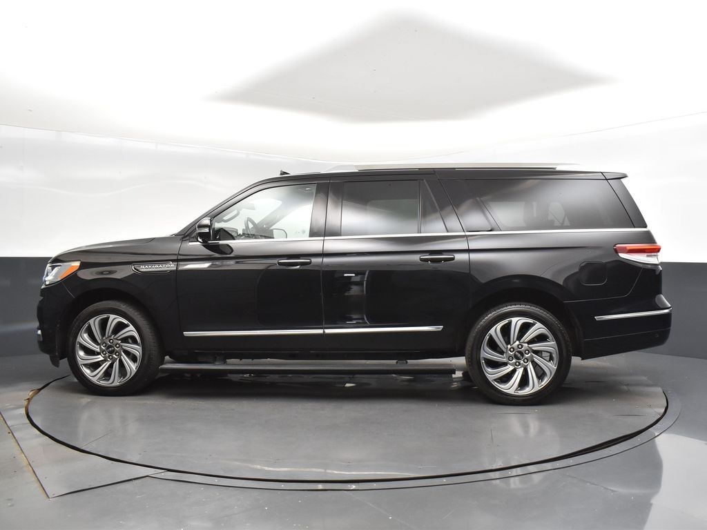 2023 Infinite Black Metallic Clearcoat Lincoln Navigator L L Reserve 4X4 SUV