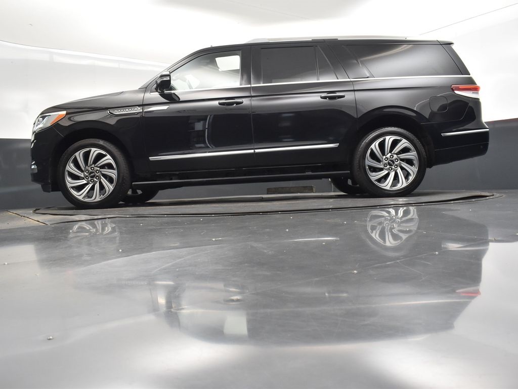 2023 Infinite Black Metallic Clearcoat Lincoln Navigator L L Reserve 4X4 SUV