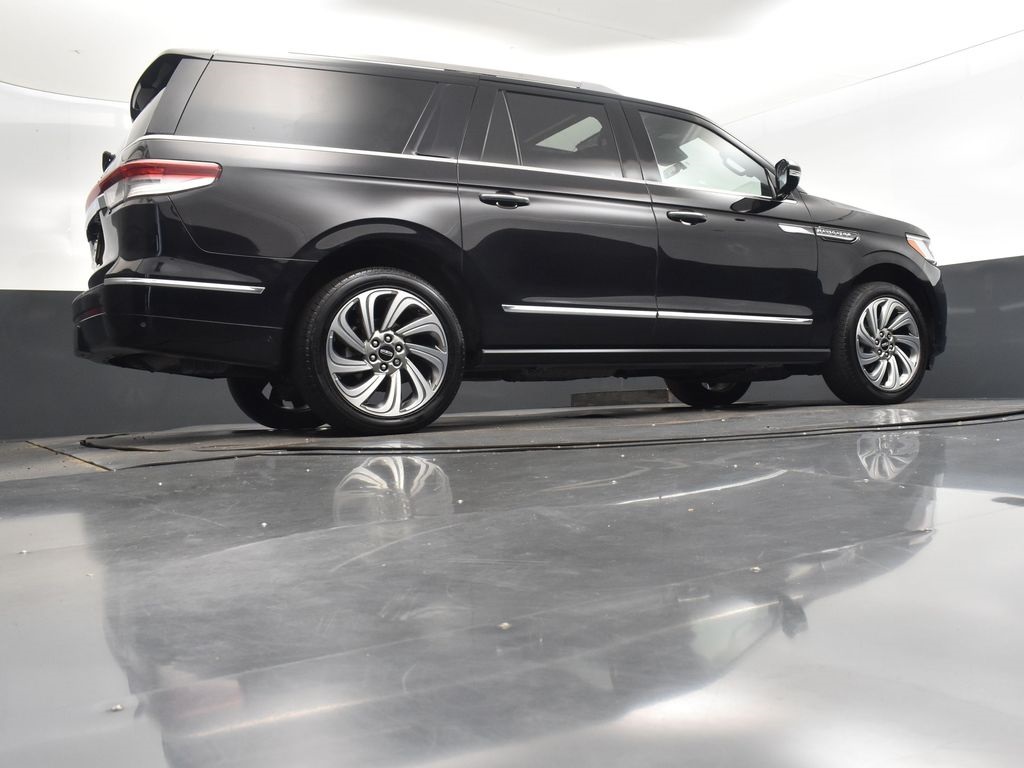 2023 Infinite Black Metallic Clearcoat Lincoln Navigator L L Reserve 4X4 SUV
