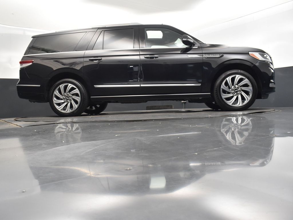 2023 Infinite Black Metallic Clearcoat Lincoln Navigator L L Reserve 4X4 SUV