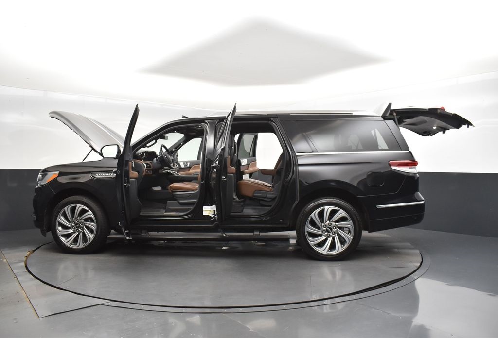 2023 Infinite Black Metallic Clearcoat Lincoln Navigator L L Reserve 4X4 SUV