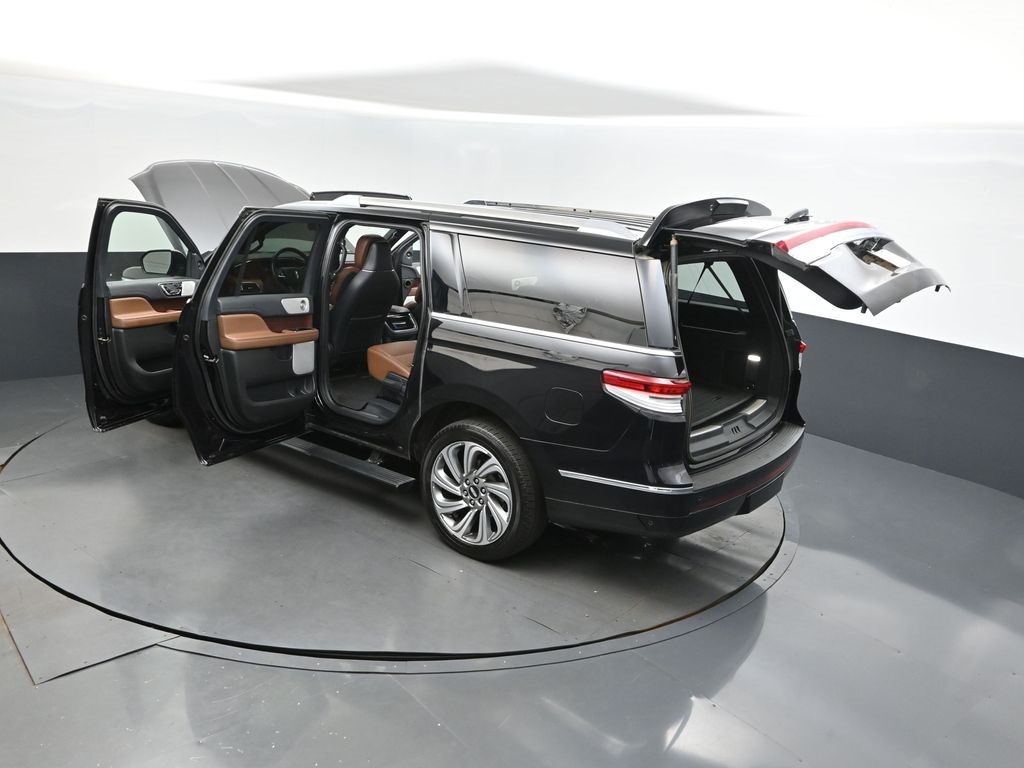 2023 Infinite Black Metallic Clearcoat Lincoln Navigator L L Reserve 4X4 SUV