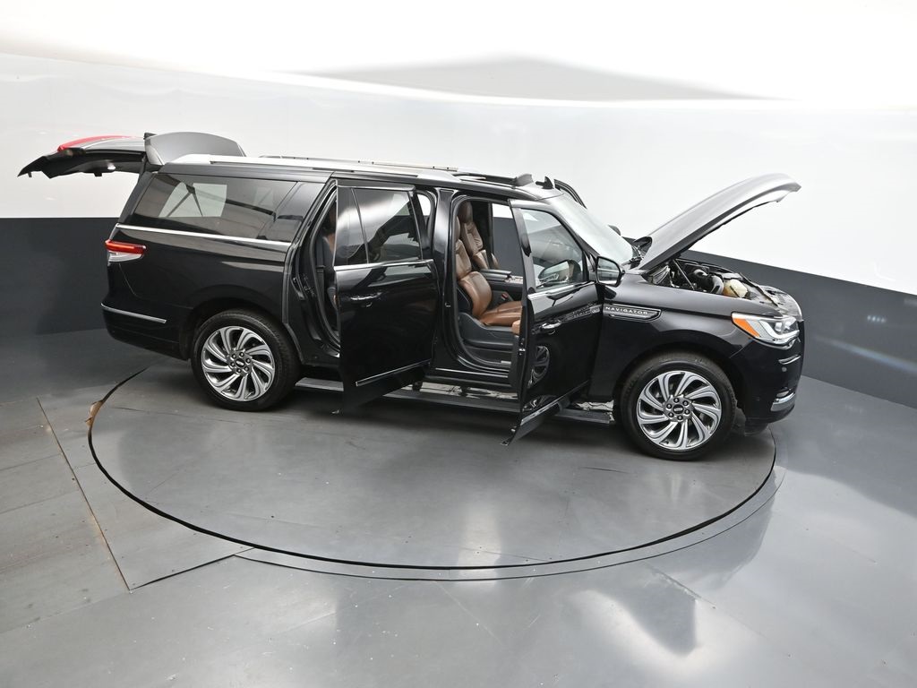 2023 Infinite Black Metallic Clearcoat Lincoln Navigator L L Reserve 4X4 SUV