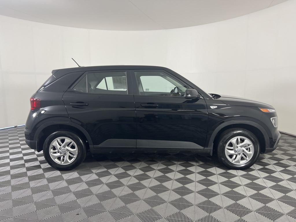 2025 Hyundai Venue SE photo 2