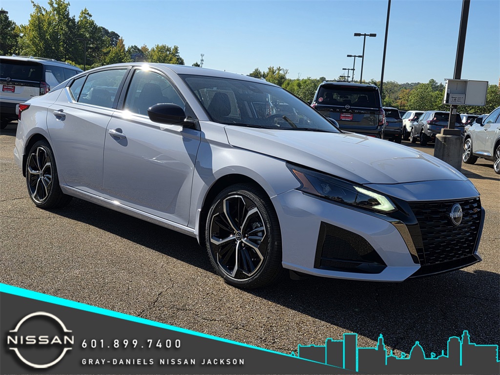 2025 Nissan Altima SR's photo