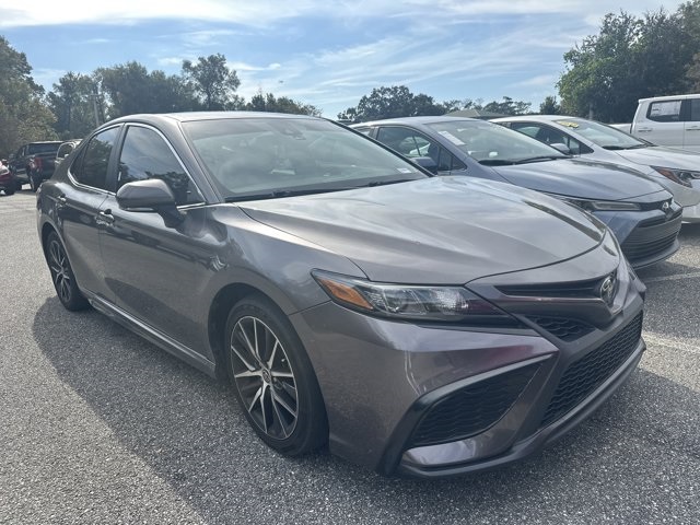 2022 Toyota Camry SE's photo