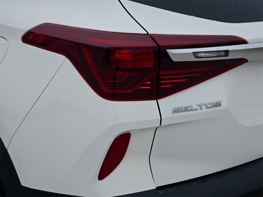 2023 Kia Seltos Nightfall Edition photo 2