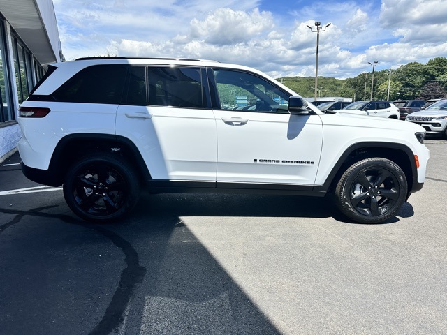 2025 Bright White Clearcoat Jeep Grand Cherokee Limited 4X4 SUV