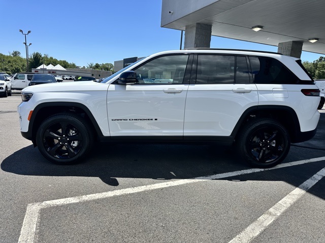 2025 Bright White Clearcoat Jeep Grand Cherokee Limited 4X4 SUV